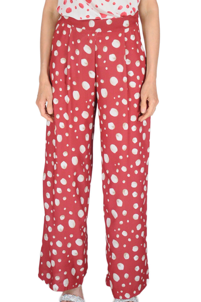 PANTALONE AMPIO CON PENCES POIS ROSSO