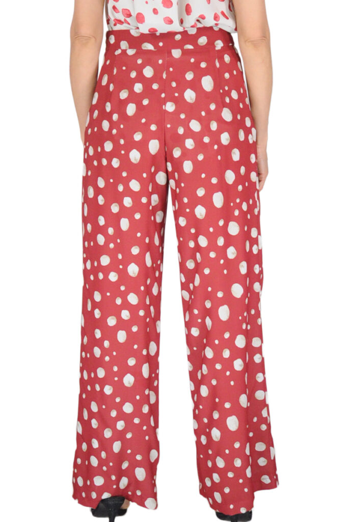 Alternative view of PANTALONE AMPIO CON PENCES POIS ROSSO