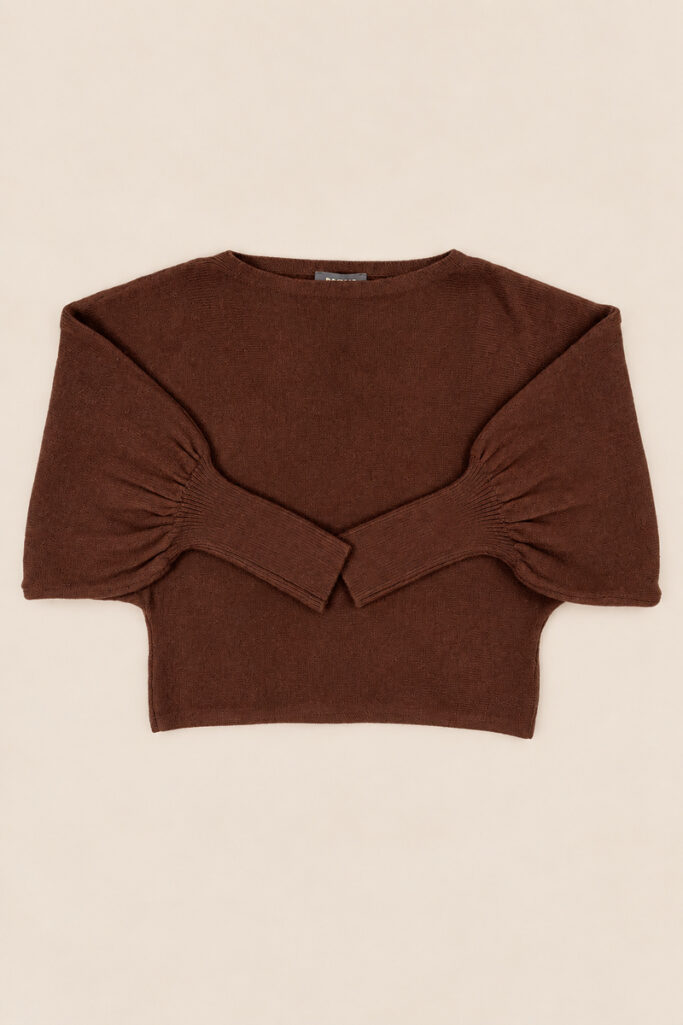 Alternative view of PULL CROP MANICA LARGA MARRONE